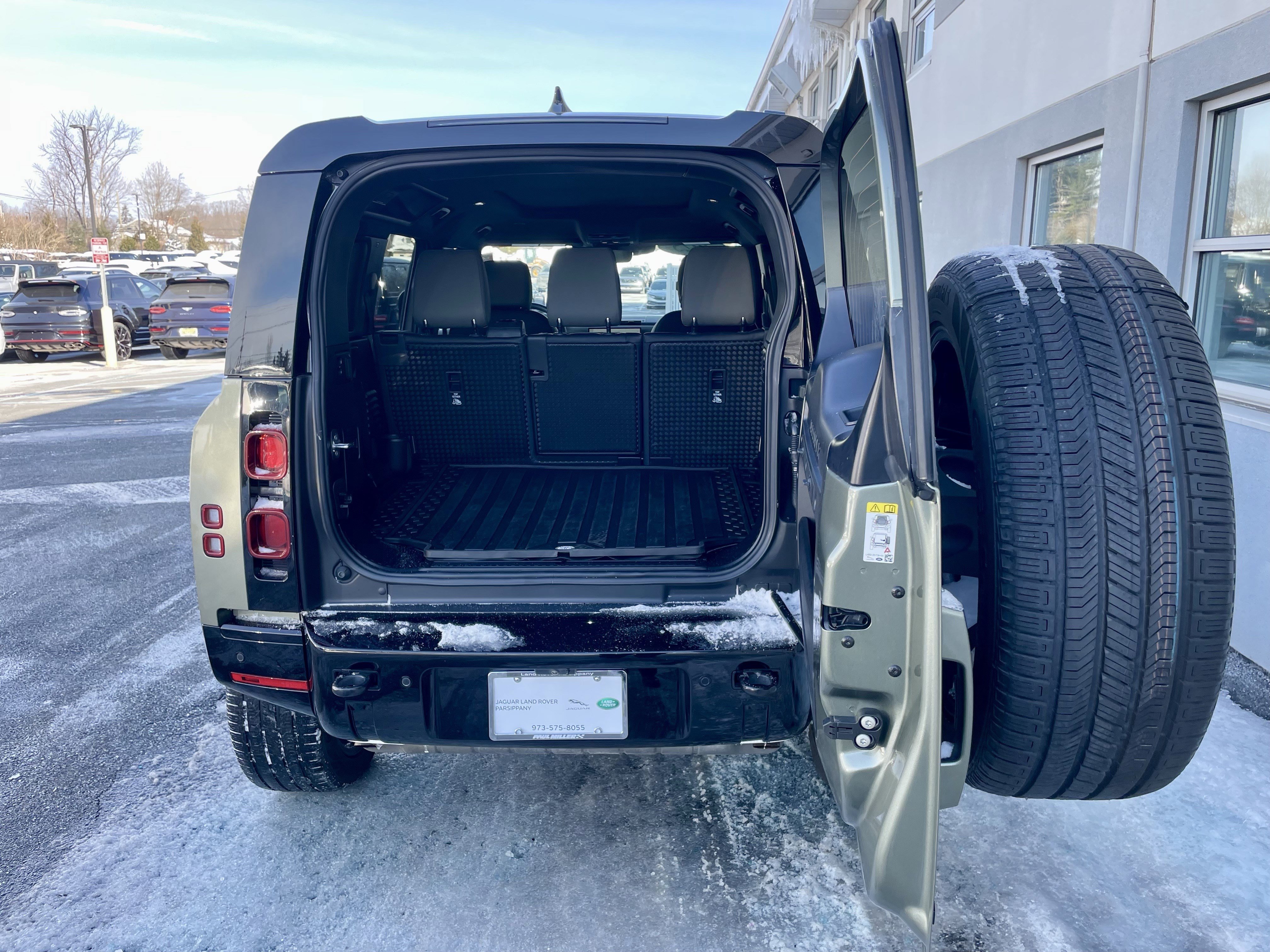 Certified 2025 Land Rover Defender 110 X-Dynamic SE image 39