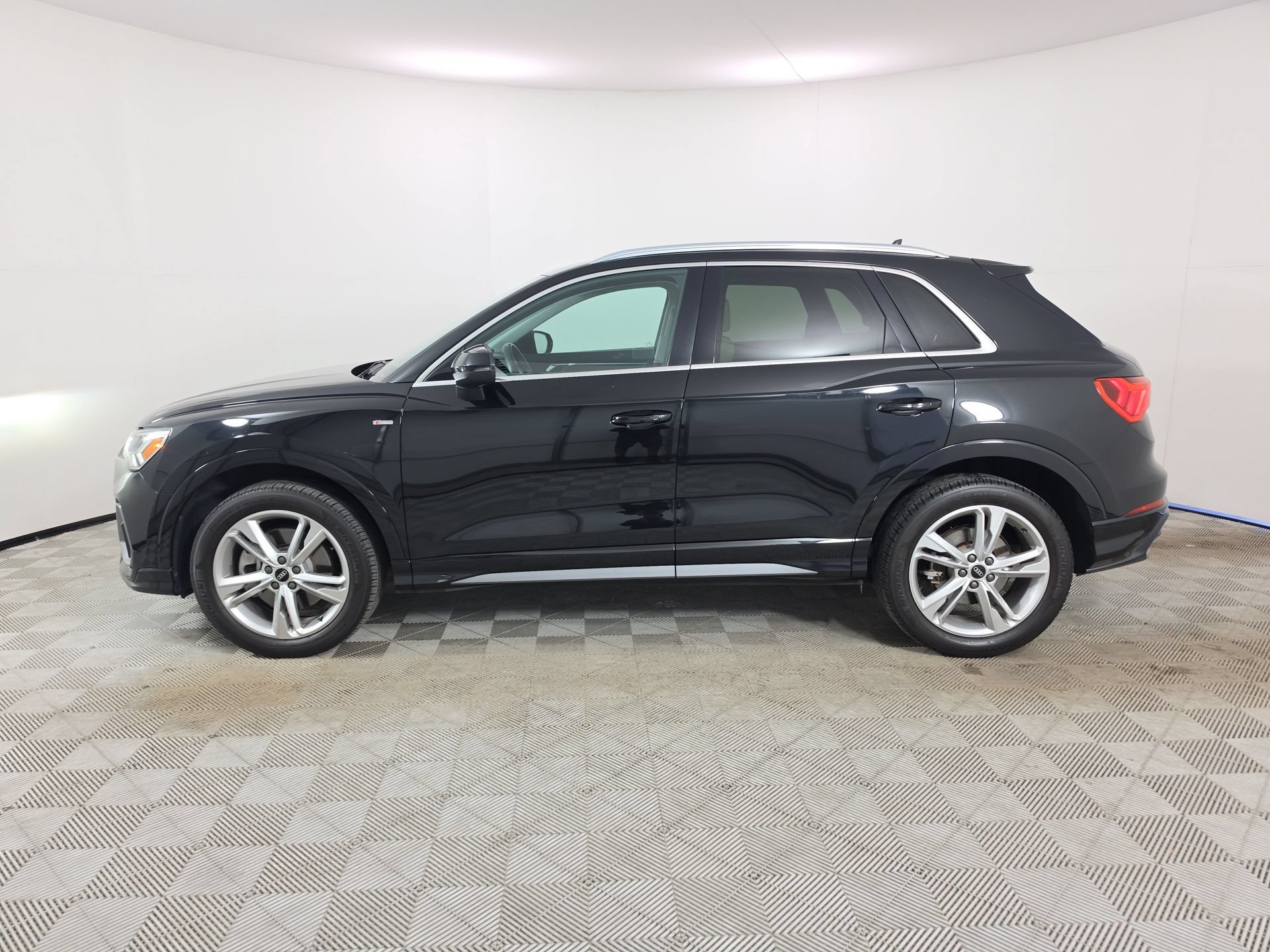 Certified 2022 Audi Q3 2.0T Premium Plus w/ Premium Plus Package AWD/4WD image 4
