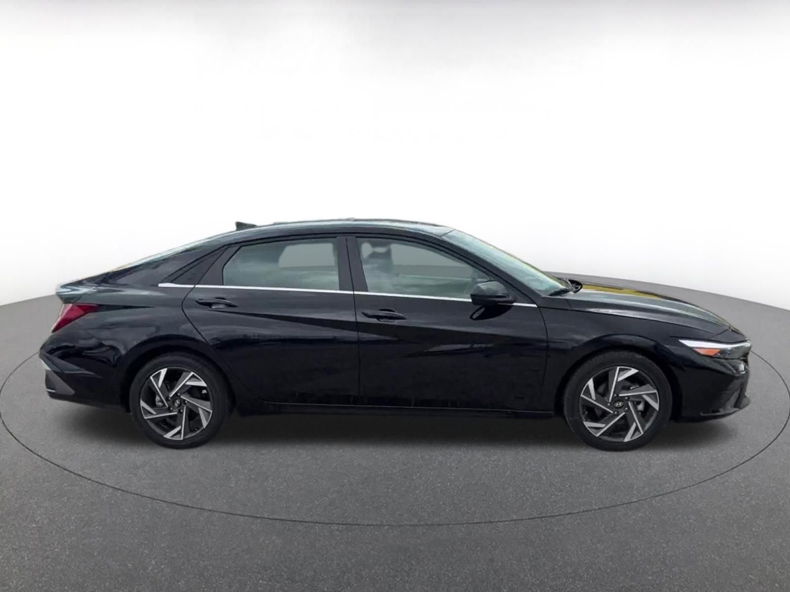 Used 2025 Hyundai Elantra SEL FWD image 13
