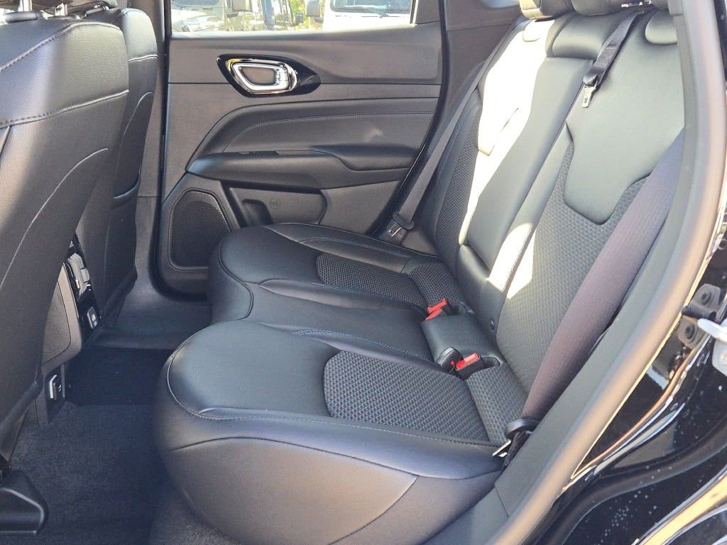 New 2026 Jeep Compass Latitude image 17
