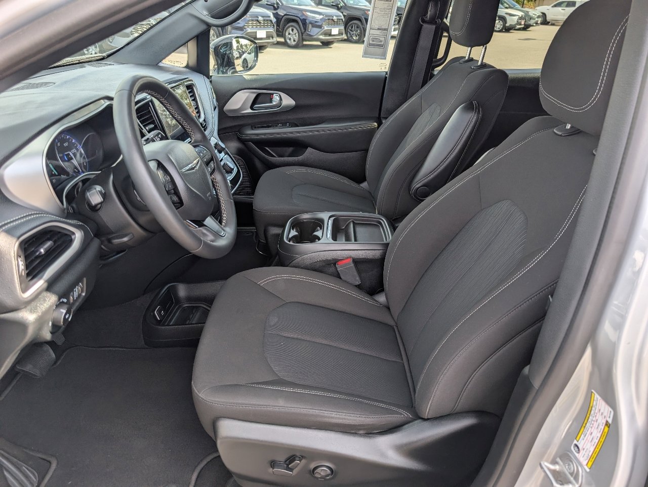Used 2024 Chrysler Pacifica Touring image 2