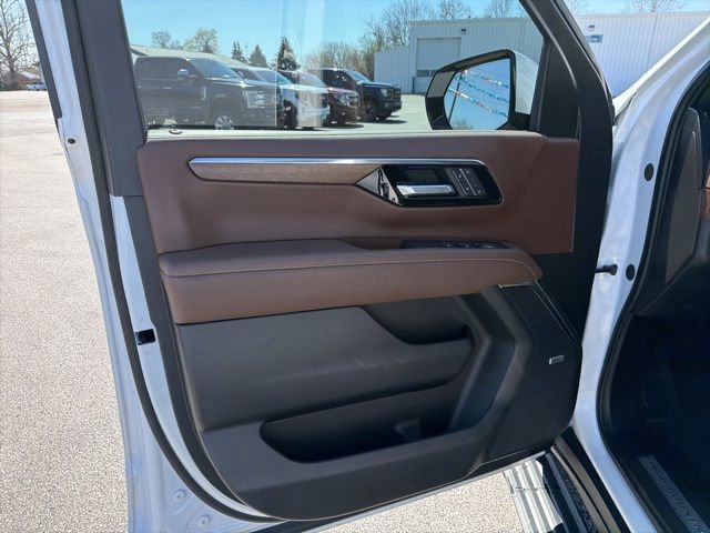 Used 2025 Chevrolet Suburban High Country image 28