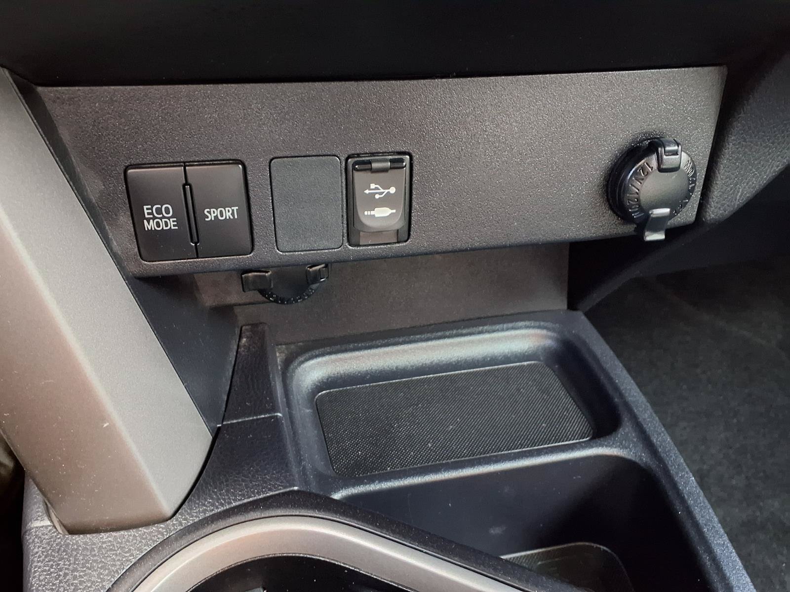 Used 2018 Toyota RAV4 LE FWD image 10