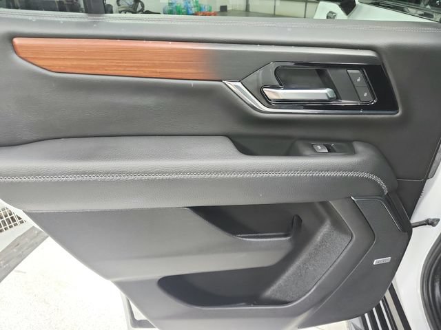 Used 2025 GMC Yukon Denali RWD image 40