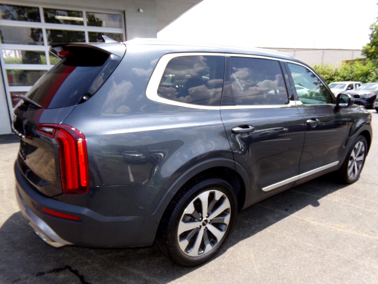 Used 2022 Kia Telluride EX w/ EX Premium Package image 3