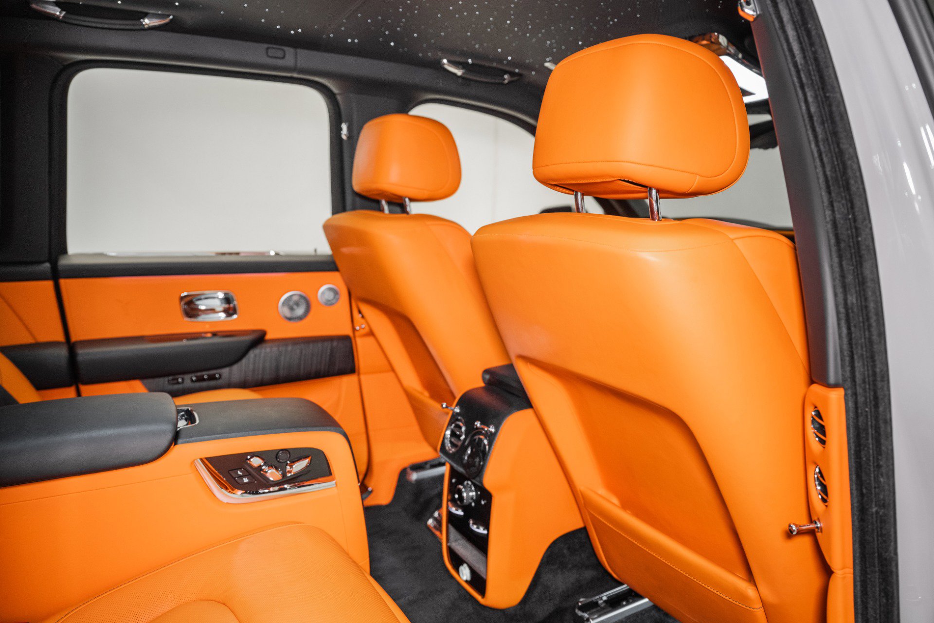 Used 2022 Rolls-Royce Cullinan w/ Dark Exterior Package image 28