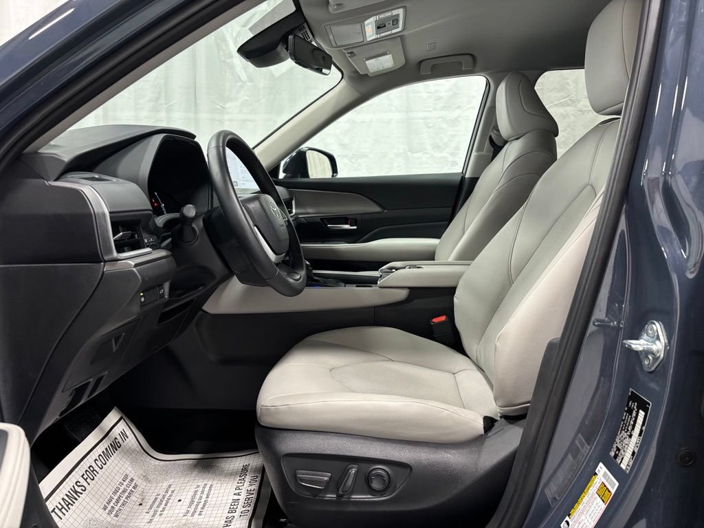 Used 2025 Toyota Grand Highlander AWD image 14