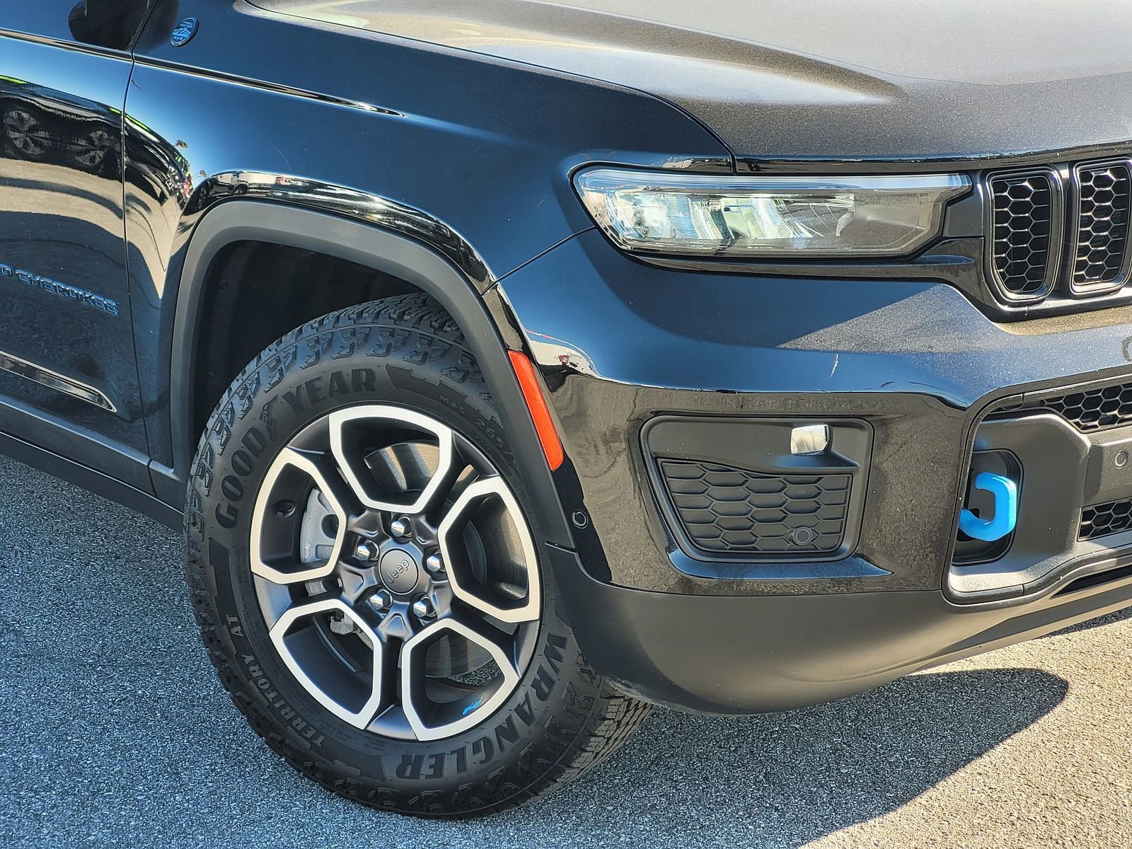 Used 2023 Jeep Grand Cherokee Trailhawk w/ Advanced Protech Group II AWD/4WD image 3