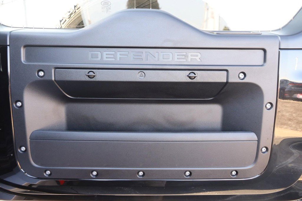 Used 2024 Land Rover Defender 110 SE image 9