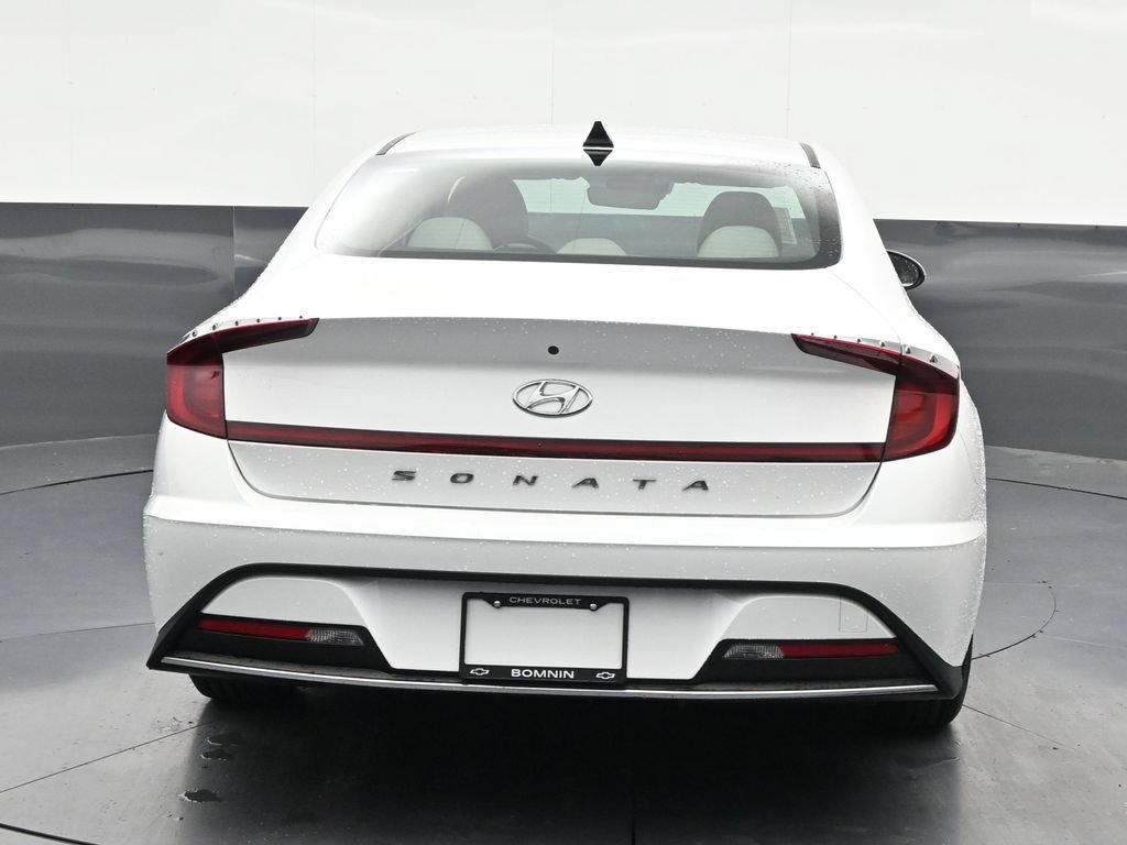 Used 2022 Hyundai Sonata SE w/ Preferred Accessory Package FWD image 4