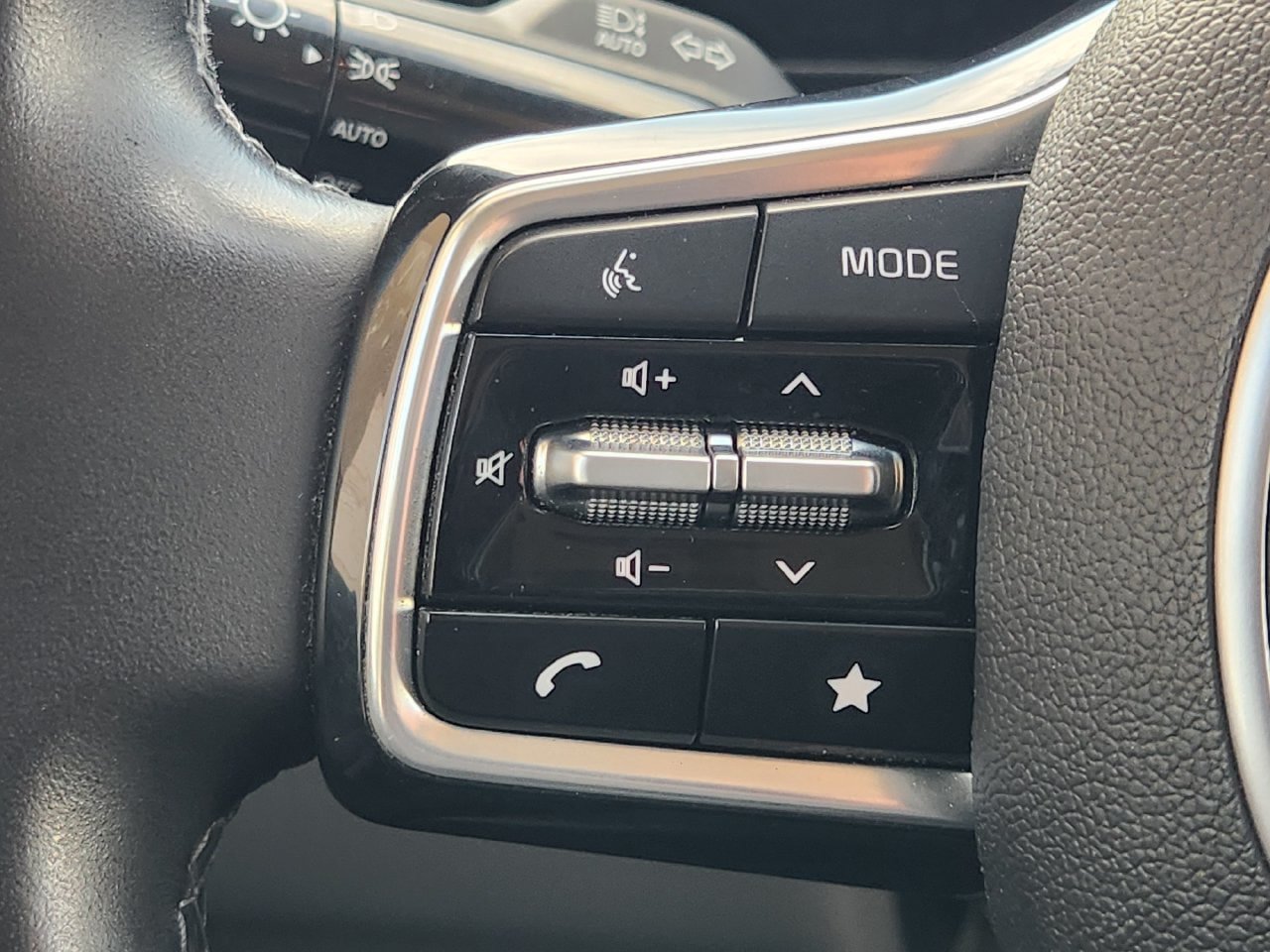 Used 2025 Kia Carnival FWD image 26