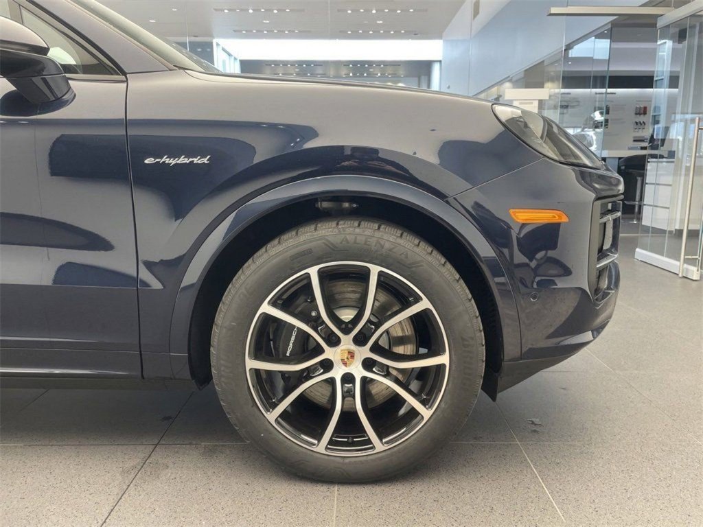 Certified 2025 Porsche Cayenne image 9