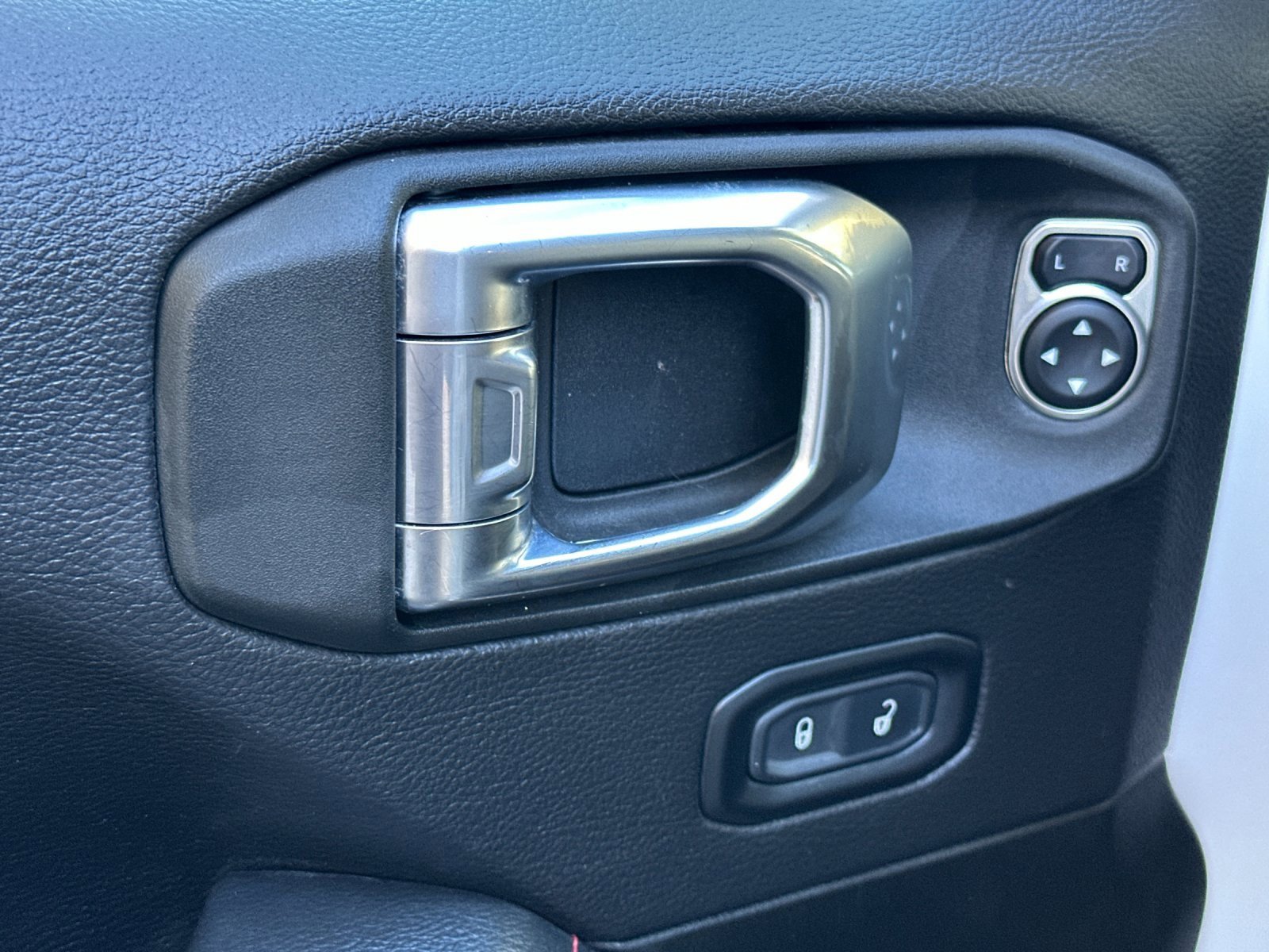 Used 2022 Jeep Gladiator Rubicon image 12