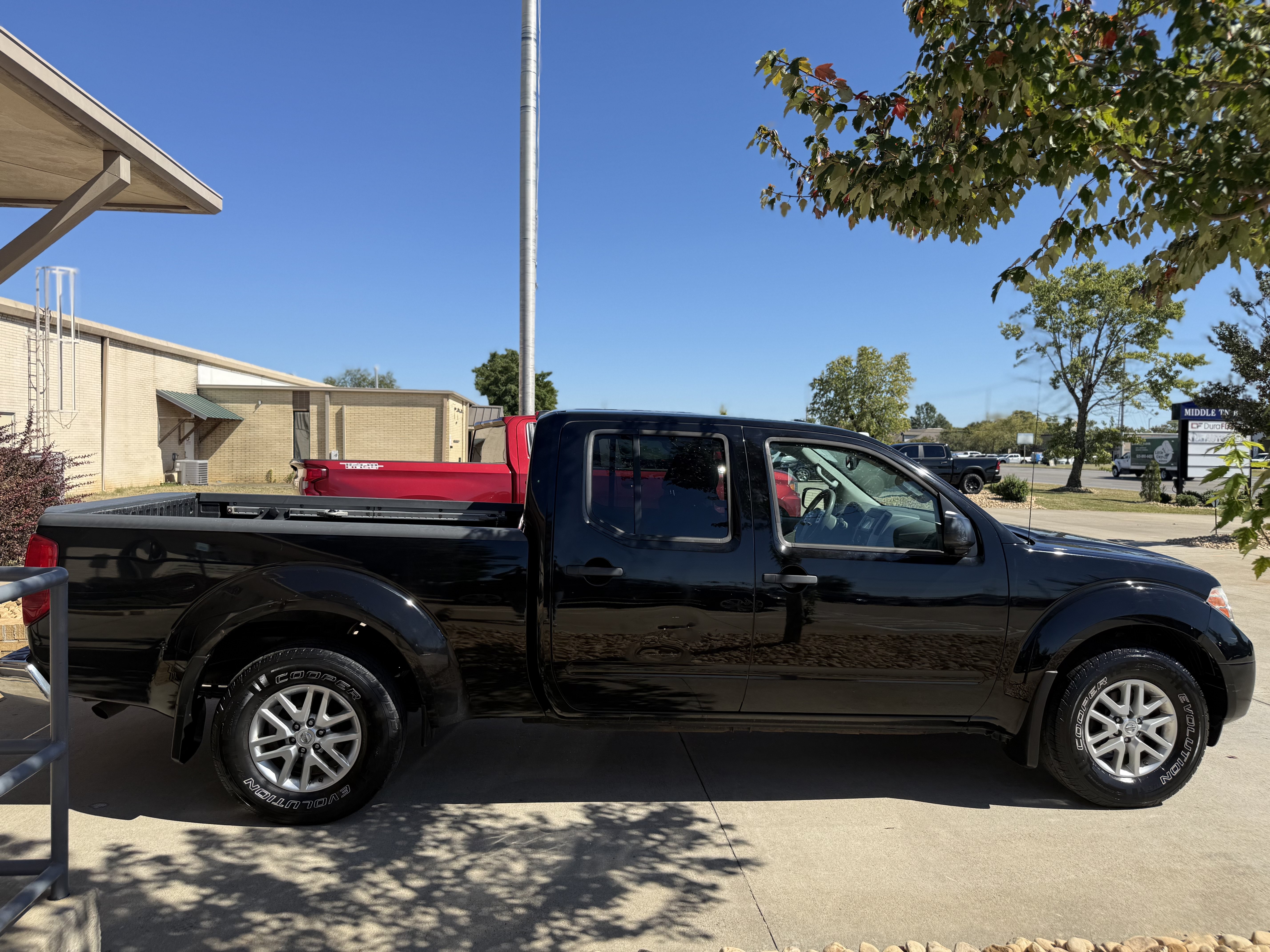 Used 2015 Nissan Frontier SV w/ SV Value Truck Package AWD/4WD image 7