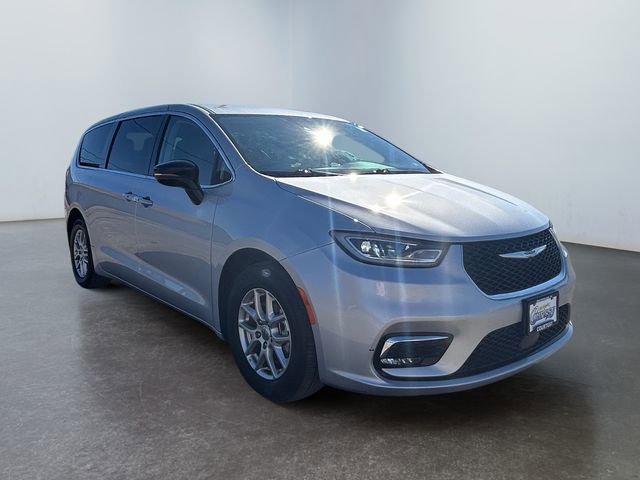 Used 2024 Chrysler Pacifica Touring-L image 7