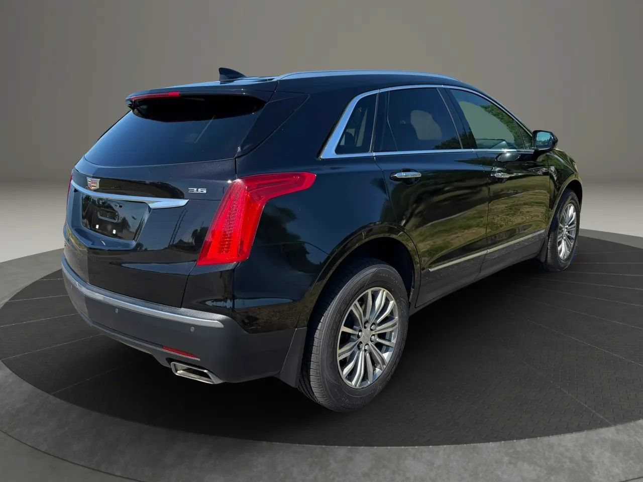 Used 2017 Cadillac XT5 Luxury w/ Driver Awareness Package AWD/4WD image 6