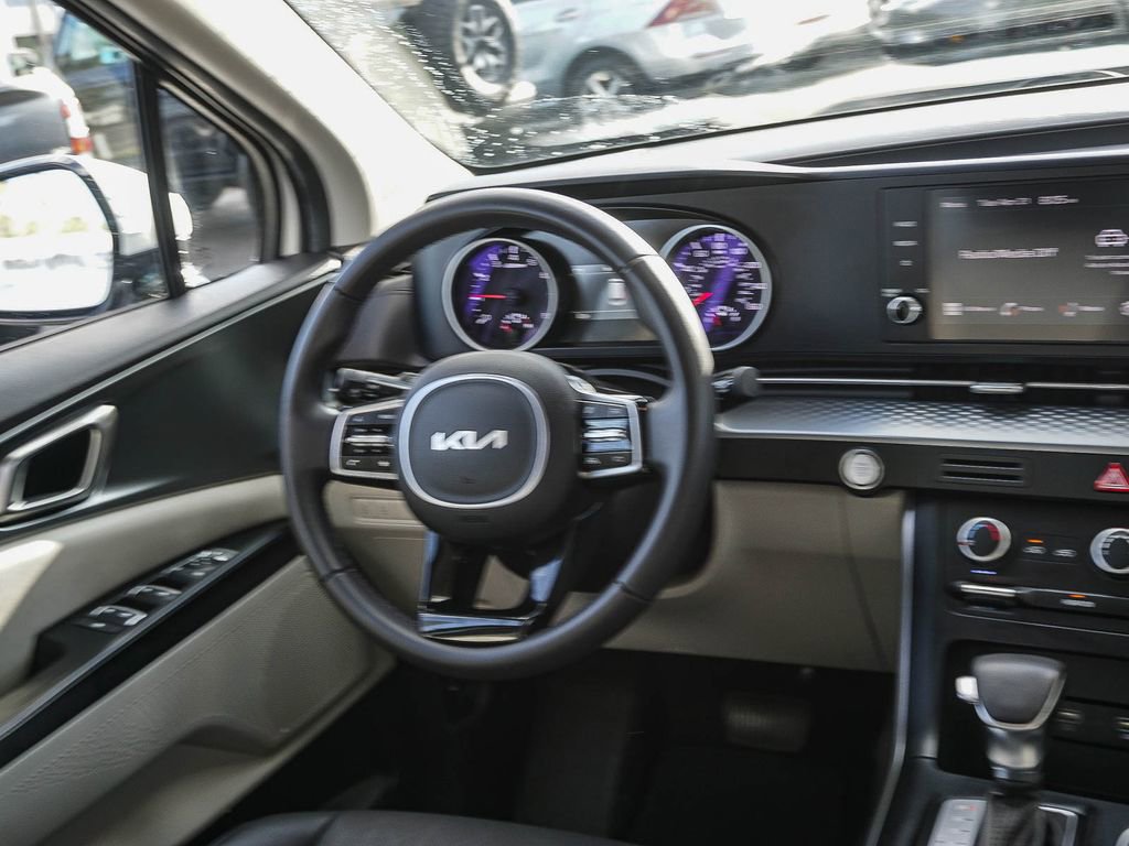 Used 2024 Kia Carnival LX FWD image 17