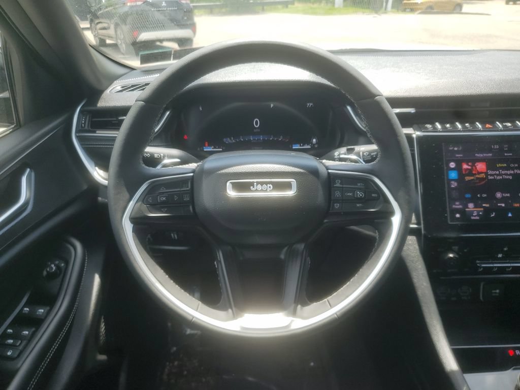 Used 2025 Jeep Grand Cherokee Altitude AWD/4WD image 15
