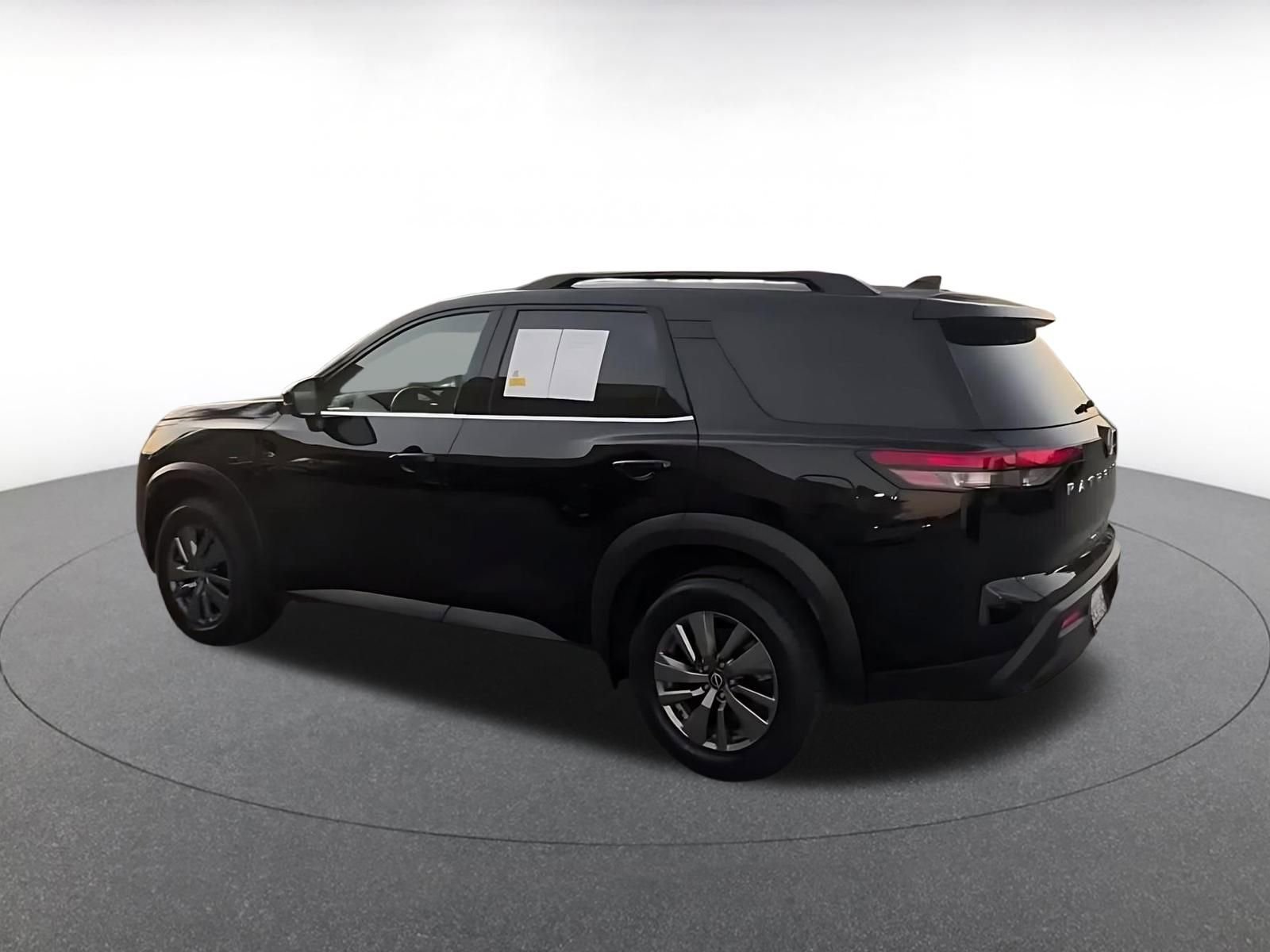 Used 2025 Nissan Pathfinder SV image 10