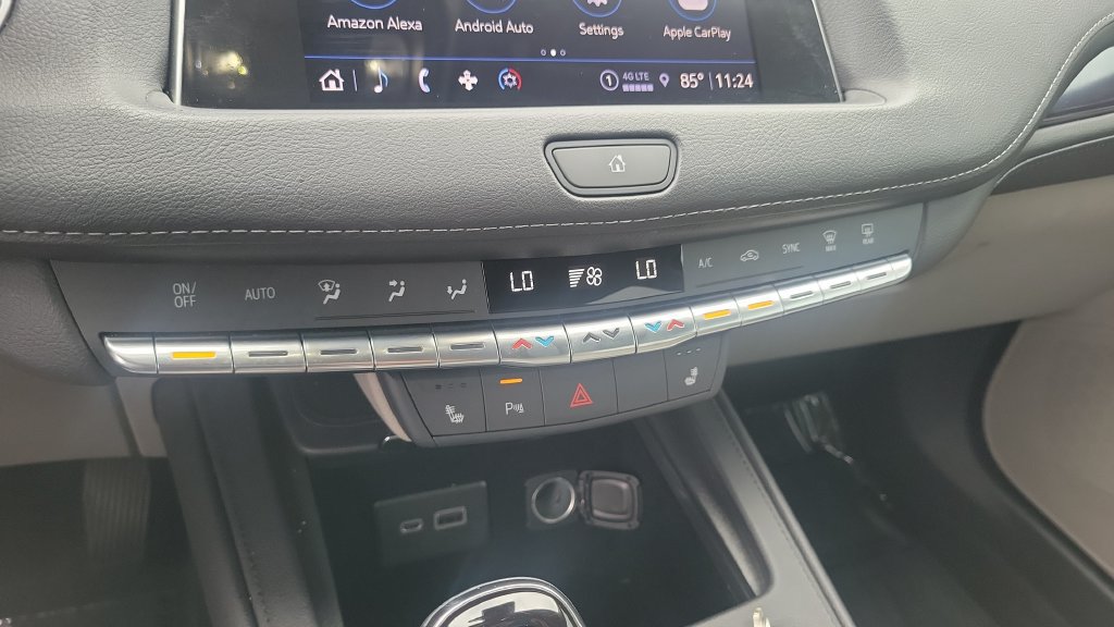 Used 2023 Cadillac XT4 Luxury w/ Cold Weather Package FWD image 15