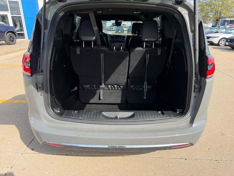 Used 2025 Chrysler Pacifica Select FWD image 4