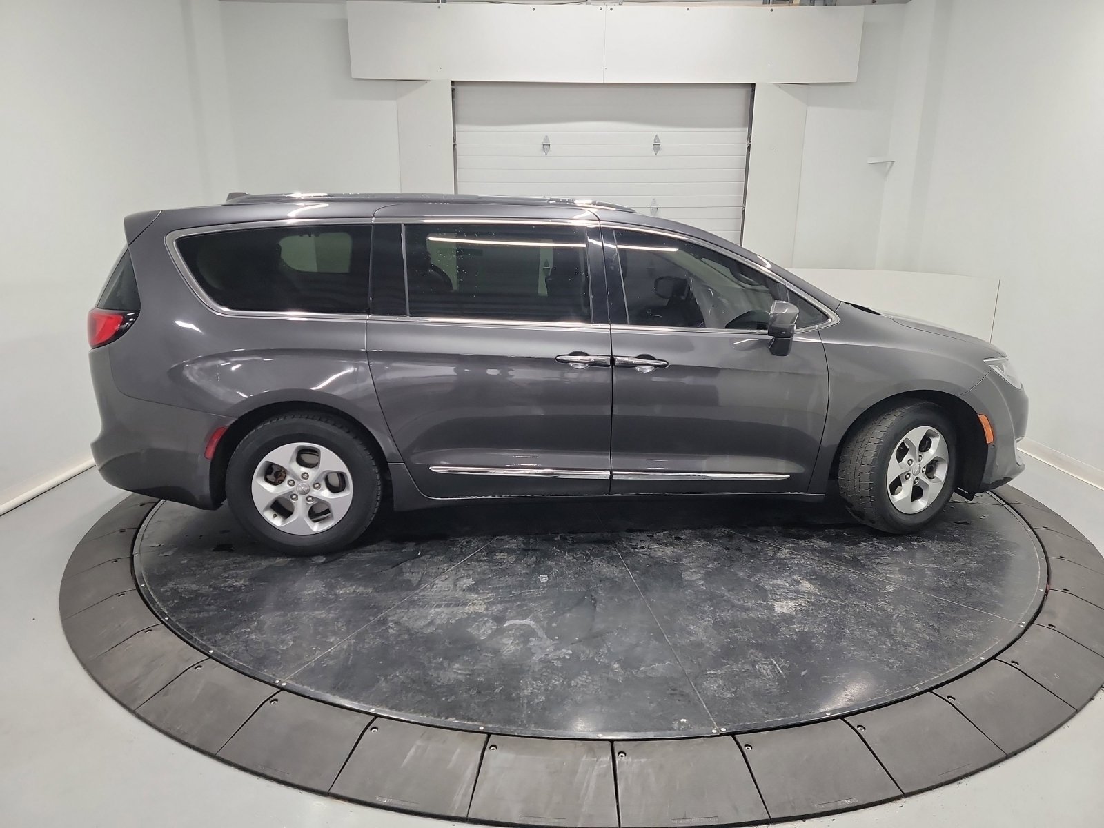 Used 2017 Chrysler Pacifica Touring-L Plus w/ Advanced Safetytec Group image 11