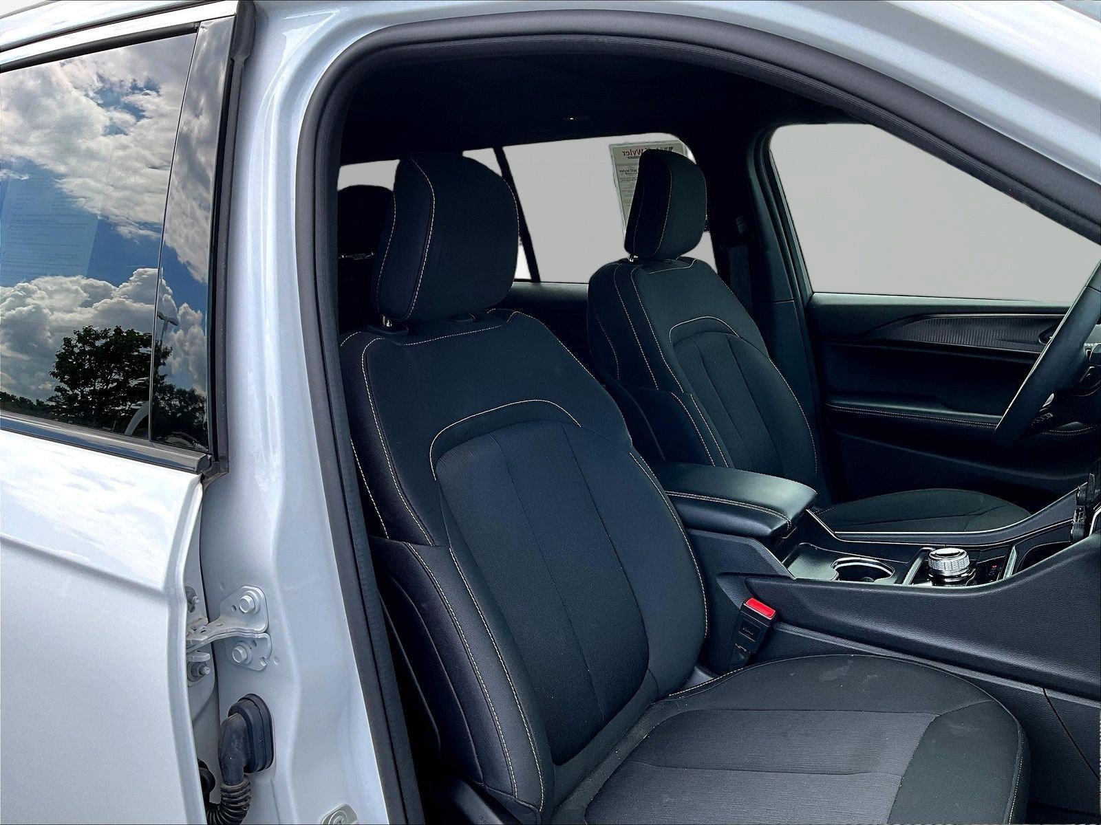 Used 2024 Jeep Grand Cherokee Laredo X w/ Luxury Tech Group I AWD/4WD image 29