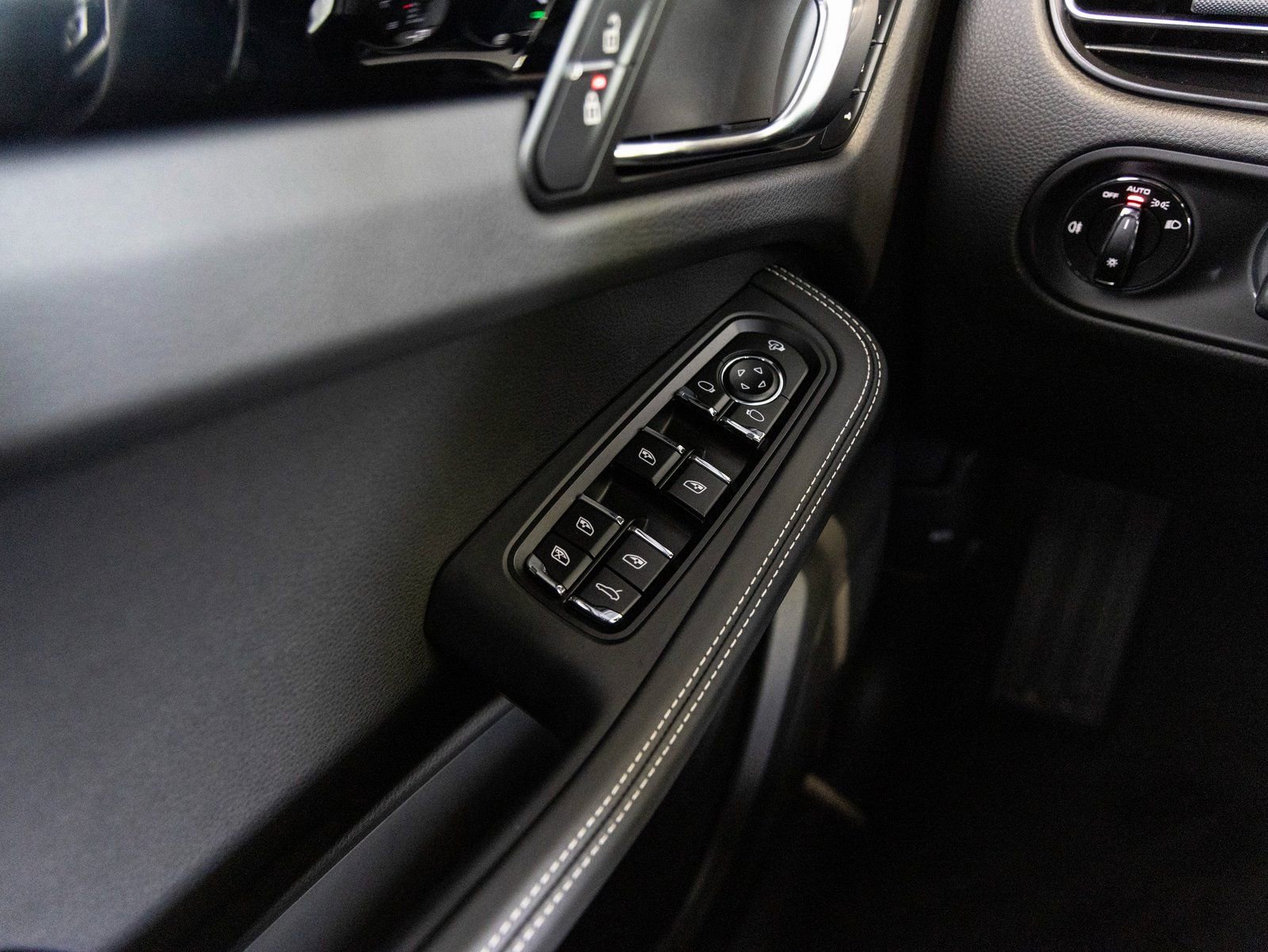 New 2025 Porsche Macan Turbo image 21