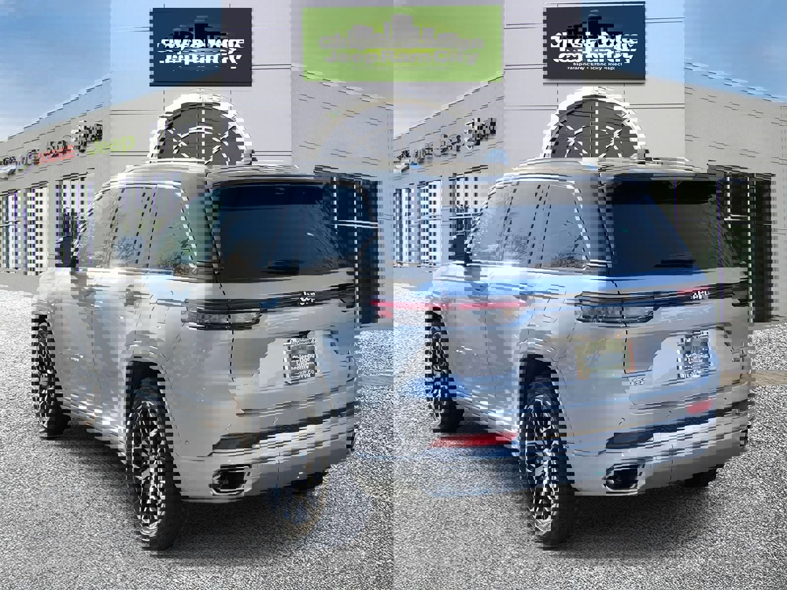 Used 2023 Jeep Grand Cherokee Summit image 8