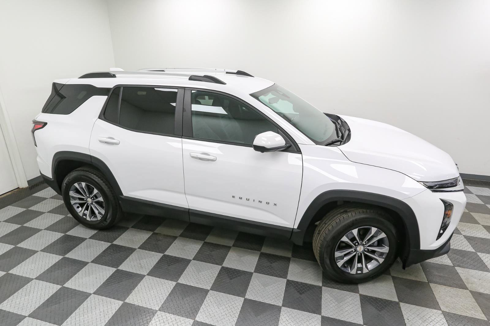 Used 2025 Chevrolet Equinox LT w/ Convenience Package II image 6