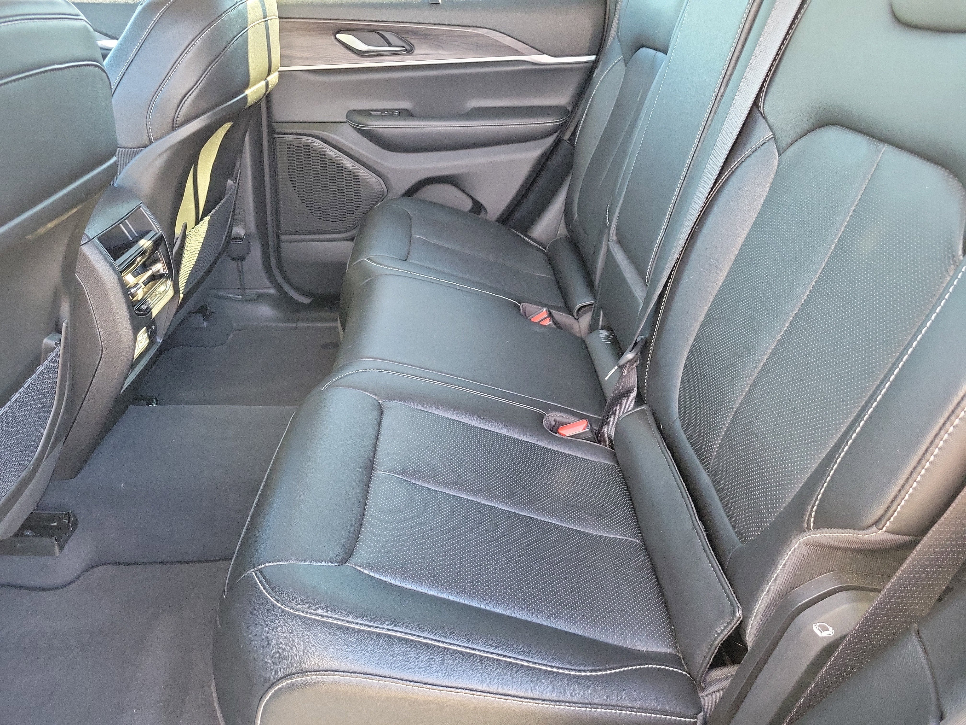 Used 2023 Jeep Grand Cherokee Limited w/ Luxury Tech Group II image 18