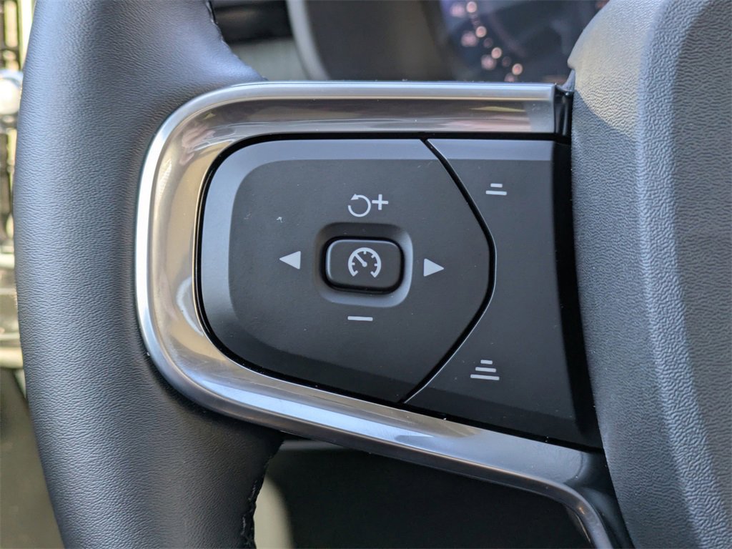 Used 2026 Volvo XC40 B4 Core image 33