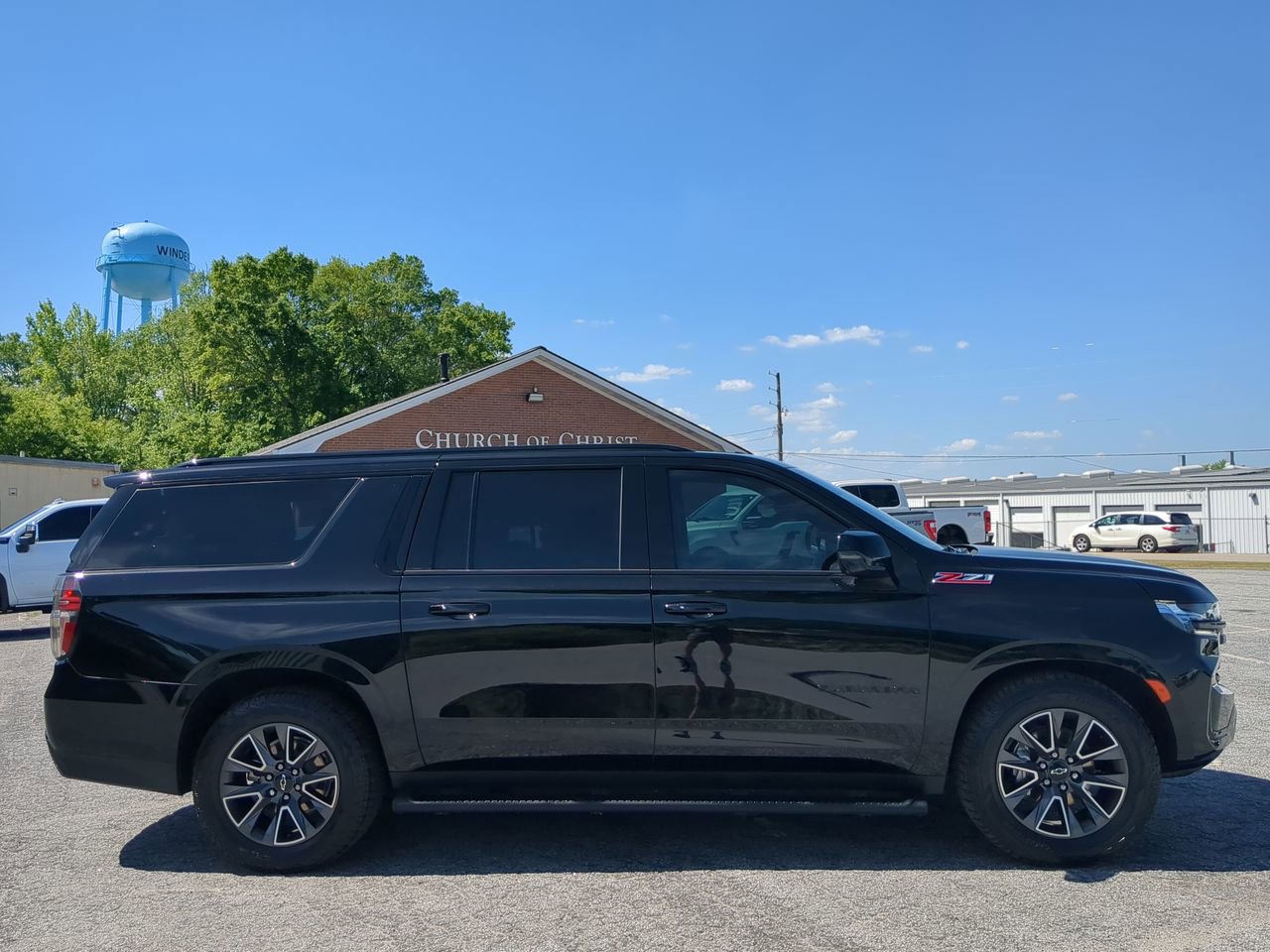 Used 2024 Chevrolet Suburban Z71 w/ Z71 Off-Road Package AWD/4WD image 2
