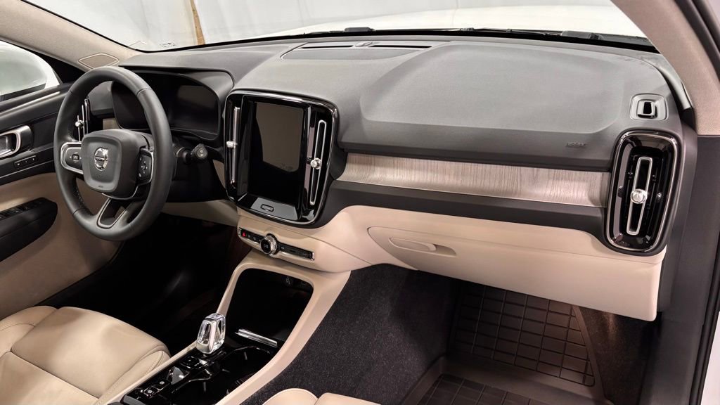 Certified 2023 Volvo XC40 B5 Plus w/ Driver Assist Package image 16