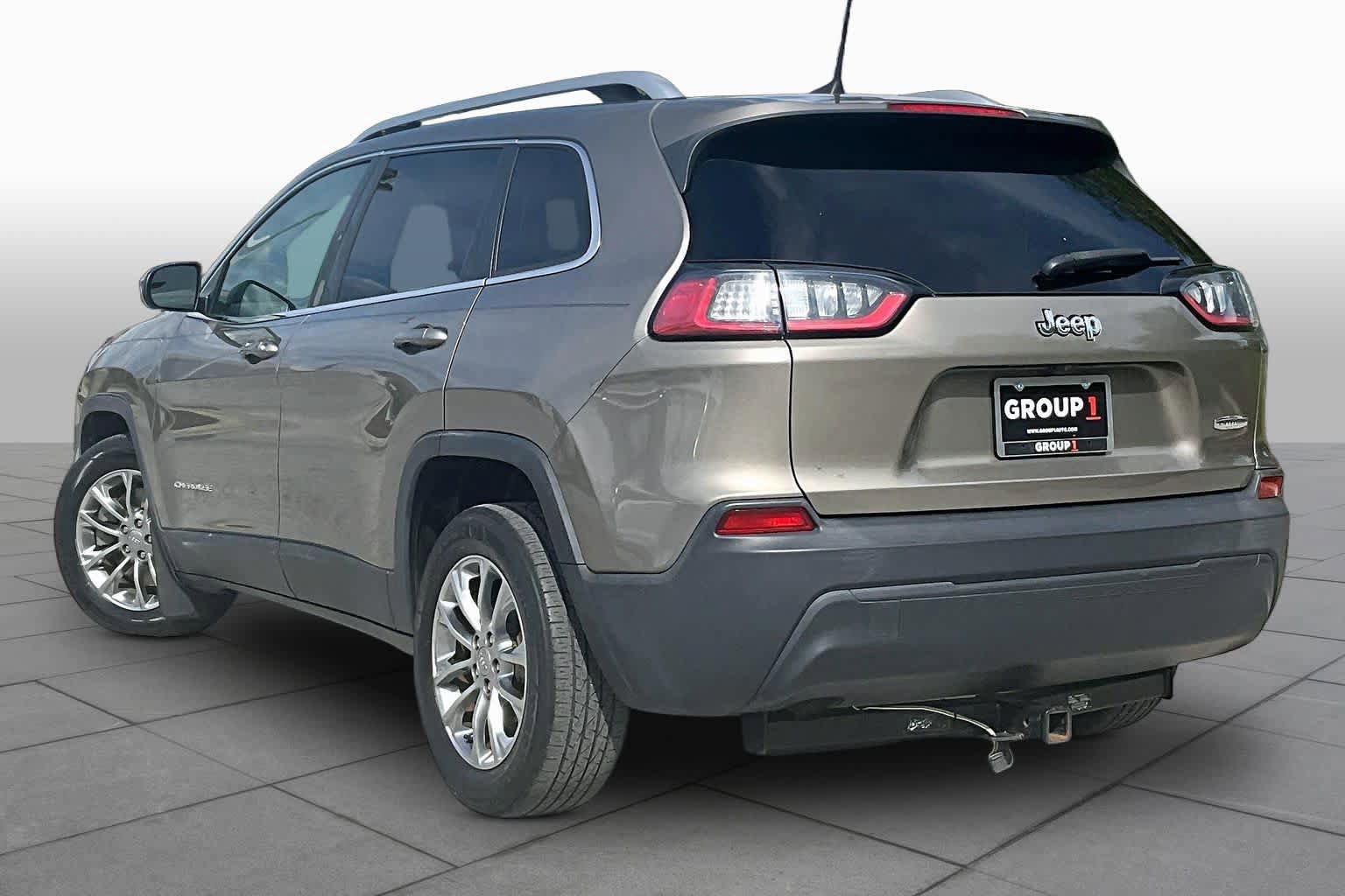 Used 2019 Jeep Cherokee Latitude Plus w/ Comfort/Convenience Group FWD image 12