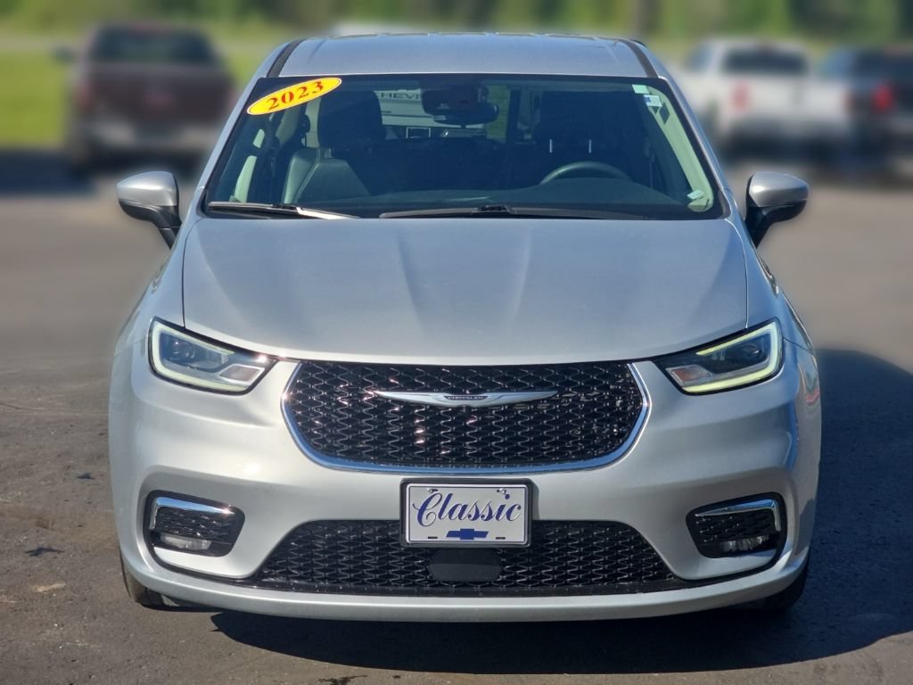 Used 2023 Chrysler Pacifica Touring-L FWD image 11