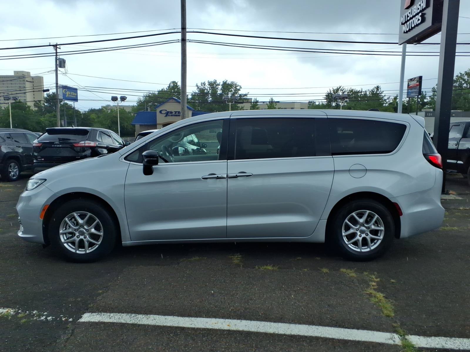 Used 2024 Chrysler Pacifica Touring-L FWD image 7