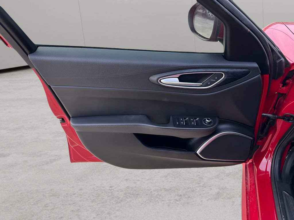 Used 2020 Alfa Romeo Giulia image 9