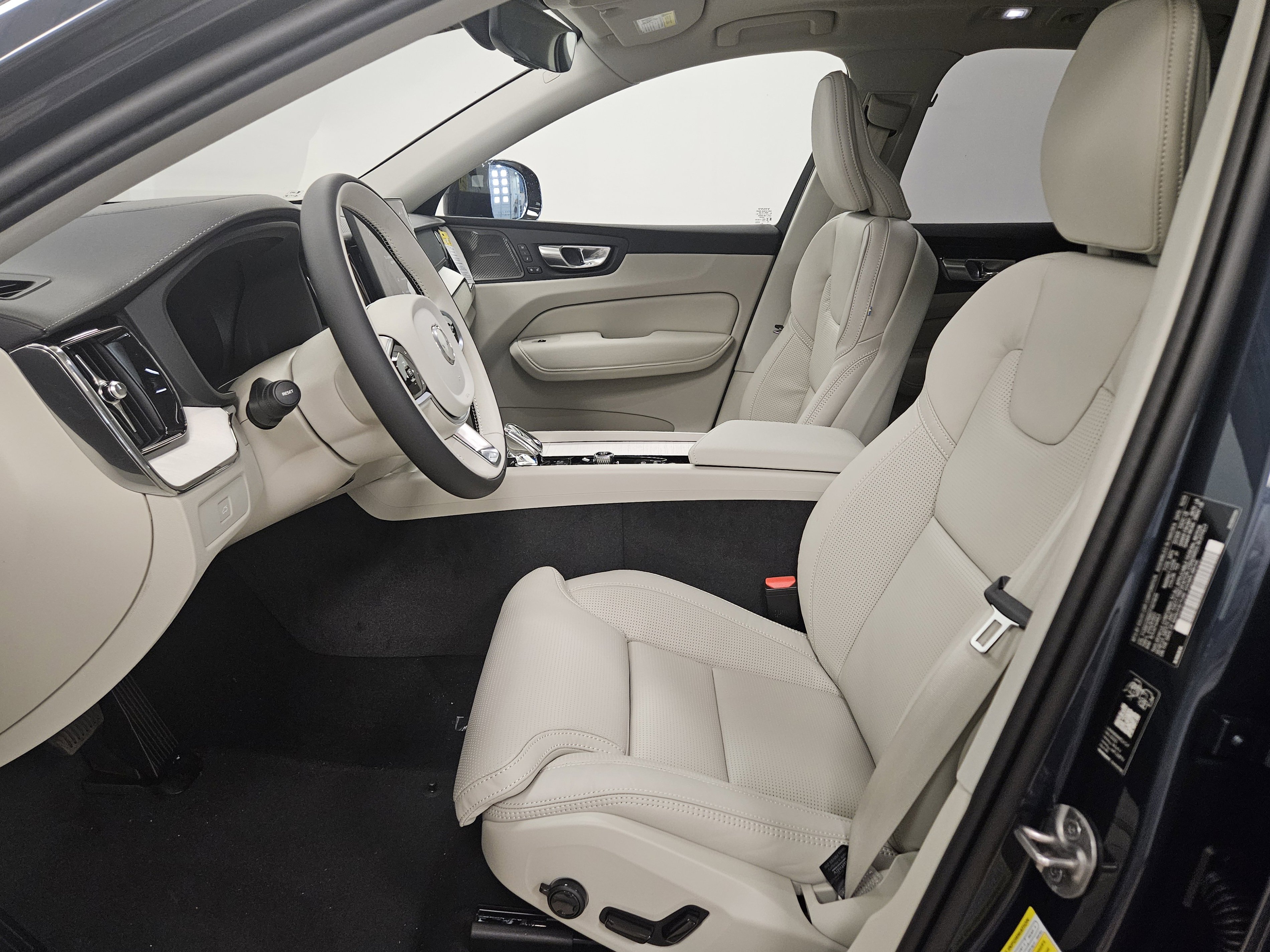 New 2026 Volvo XC60 B5 Ultra w/ Protection Package Premier image 10