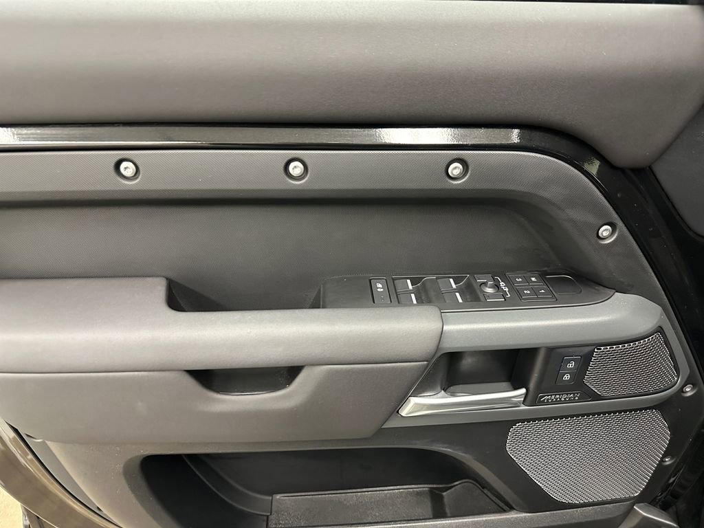 Used 2024 Land Rover Defender 110 X-Dynamic SE image 19