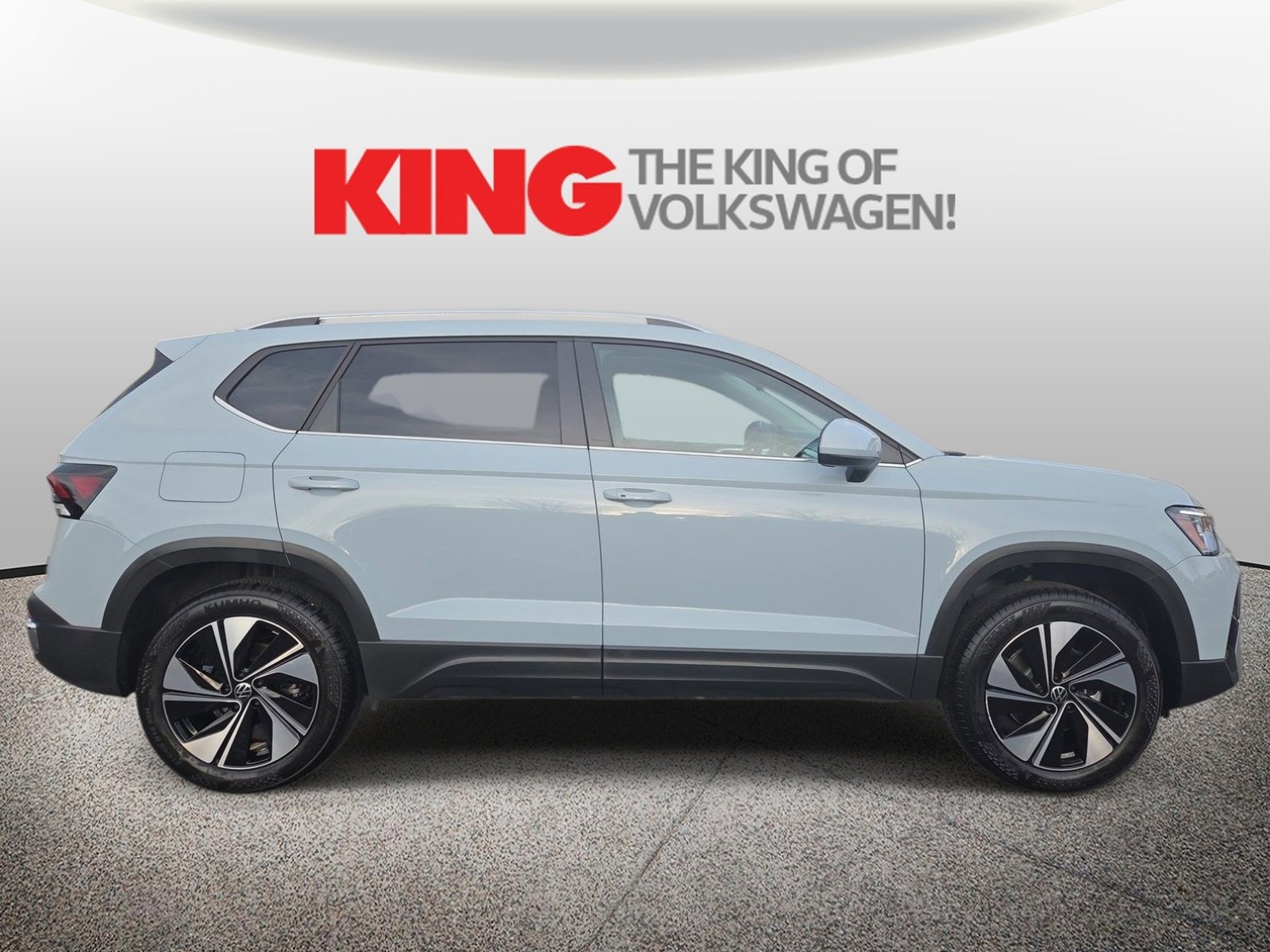 Used 2025 Volkswagen Taos SE w/ Panoramic Sunroof Package image 2