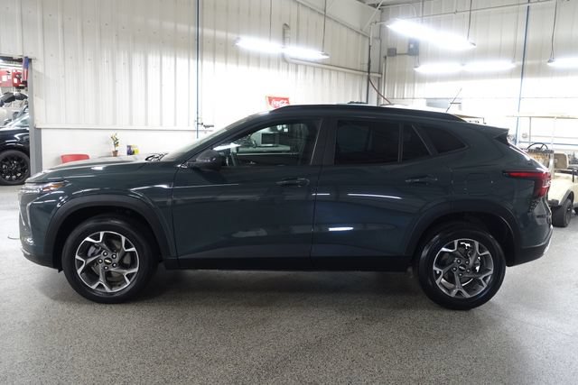 Used 2025 Chevrolet Trax LT FWD image 4