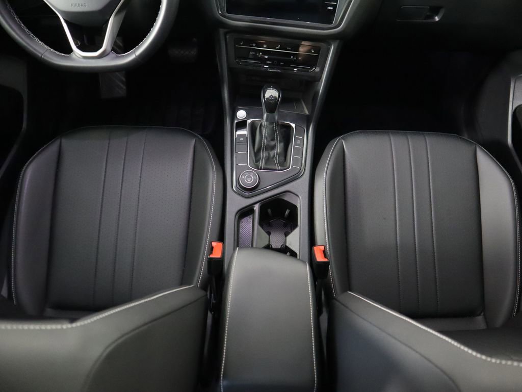 Used 2022 Volkswagen Tiguan SE w/ Panoramic Sunroof Package image 16