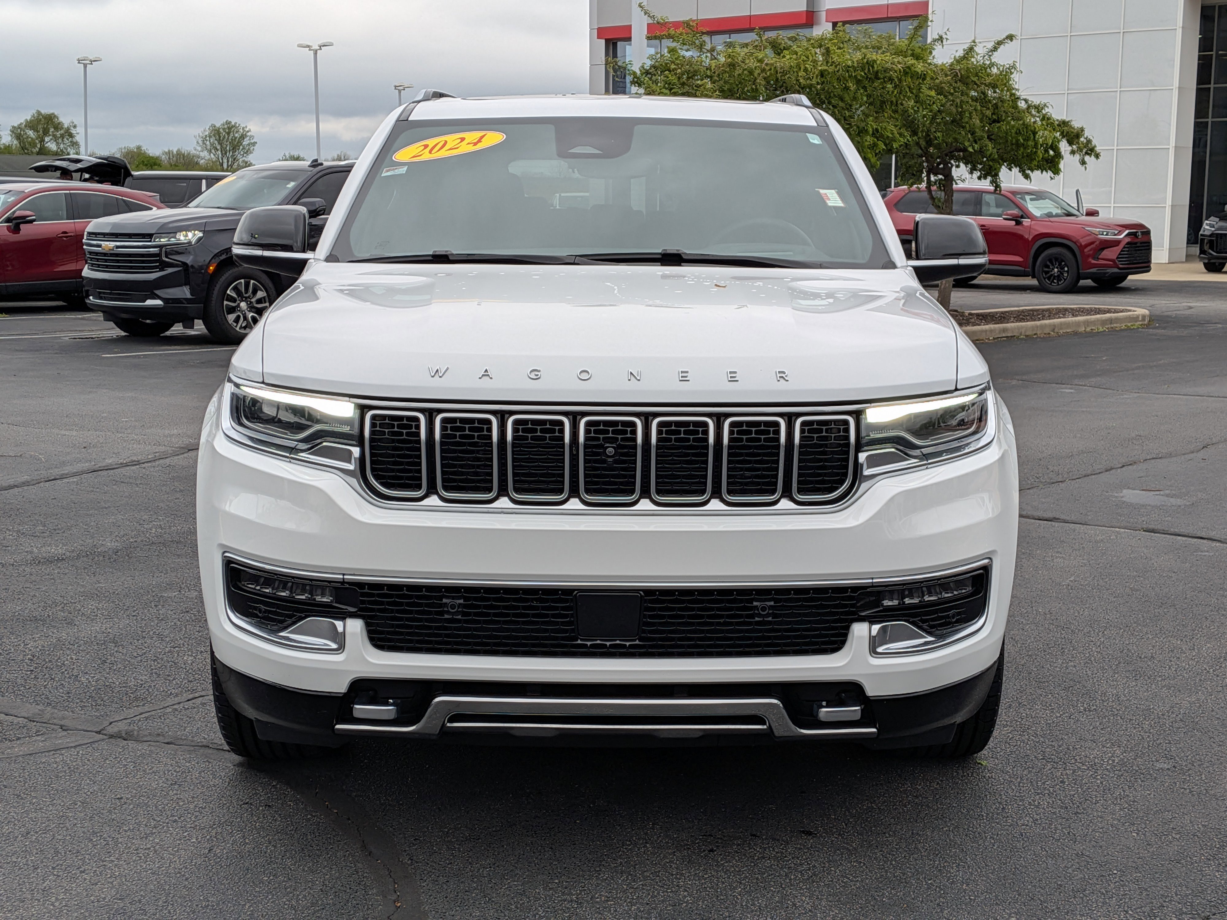 Used 2024 Jeep Wagoneer Series III w/ Premium Group I AWD/4WD image 2