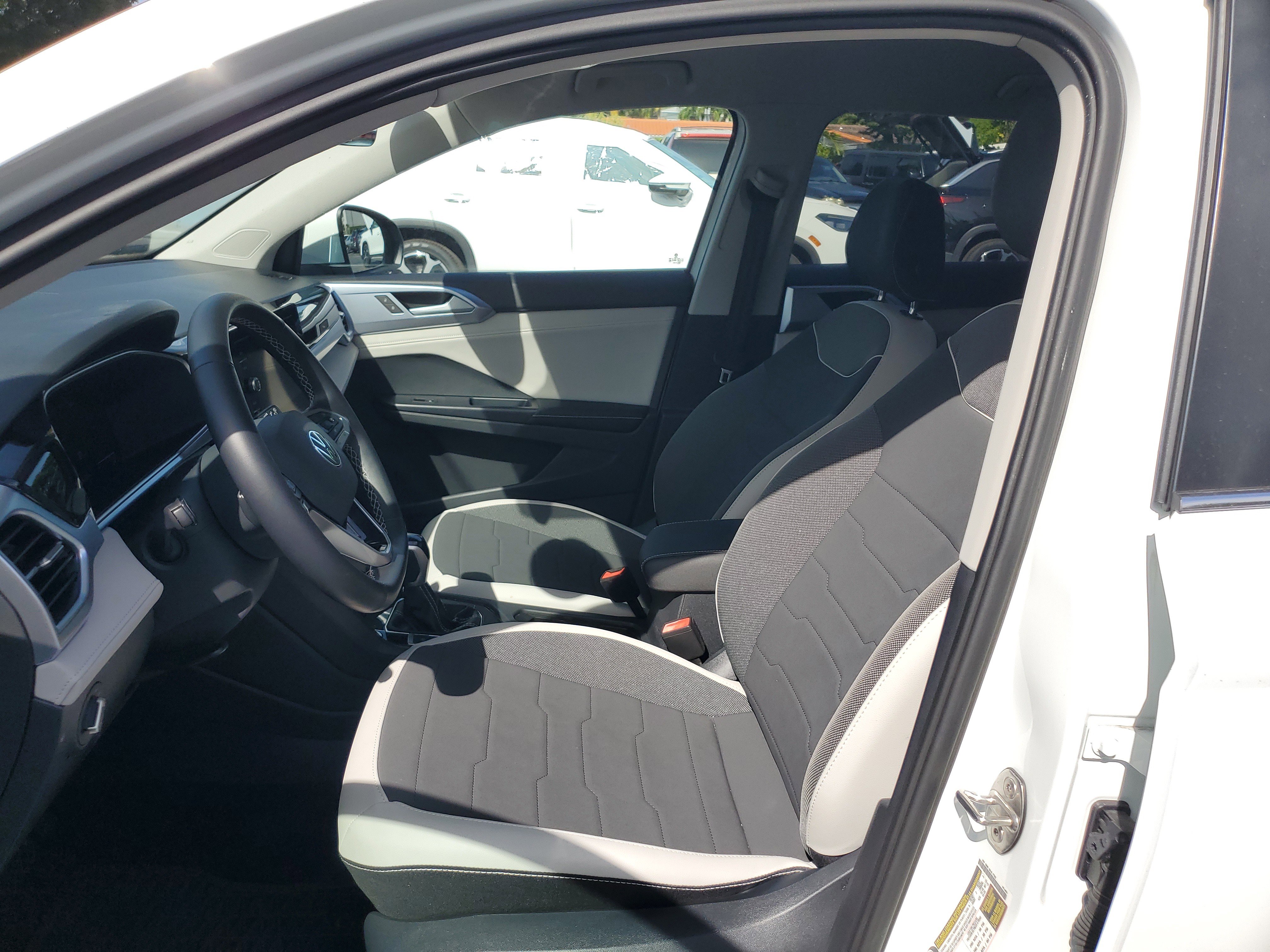 Used 2025 Volkswagen Taos SE image 23