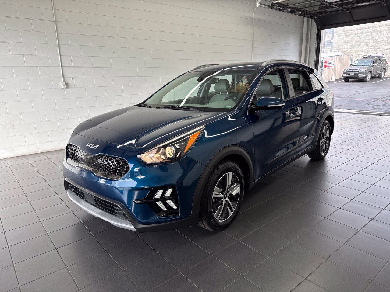 Used 2022 Kia Niro EX Premium FWD image 4
