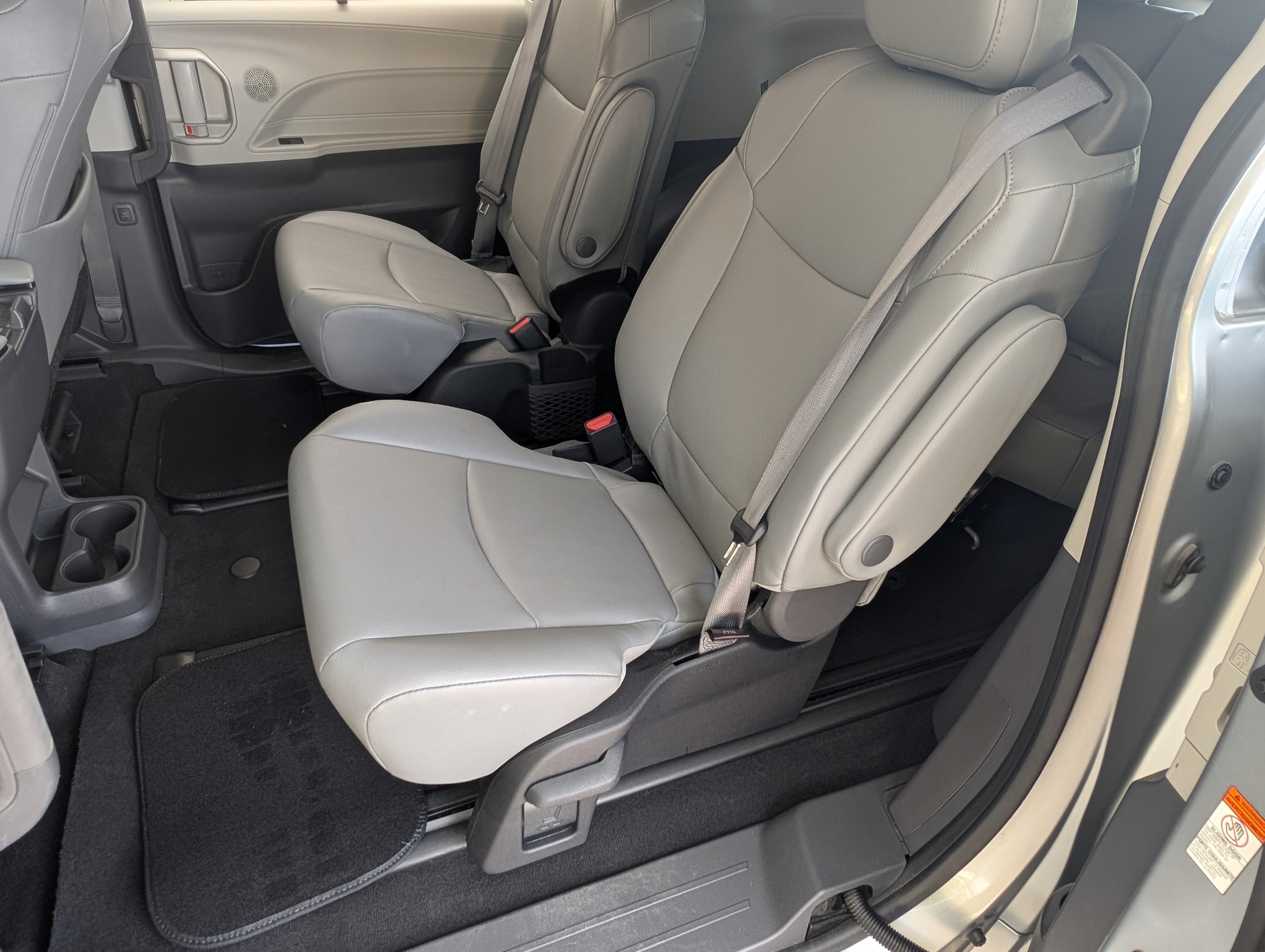 Used 2023 Toyota Sienna XLE FWD image 18