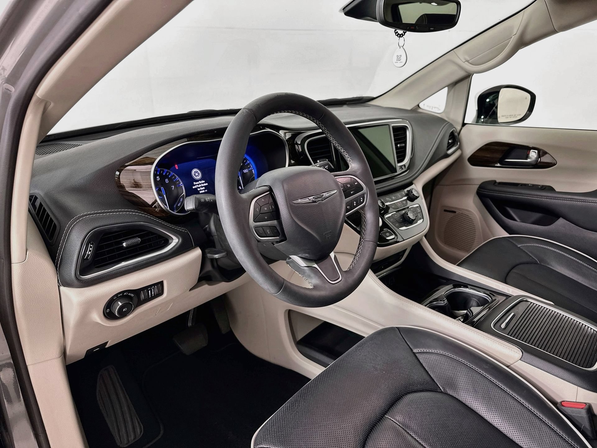 Used 2023 Chrysler Pacifica Limited w/ Uconnect Theater Family Group AWD/4WD image 10