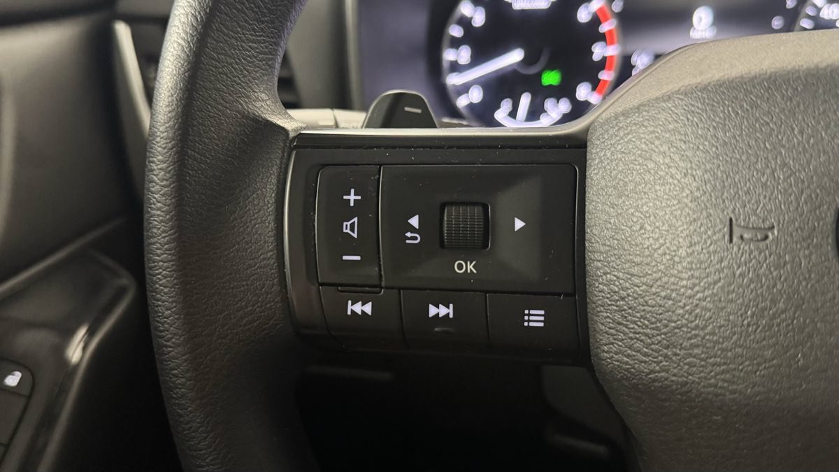Used 2025 Nissan Rogue S AWD/4WD image 17