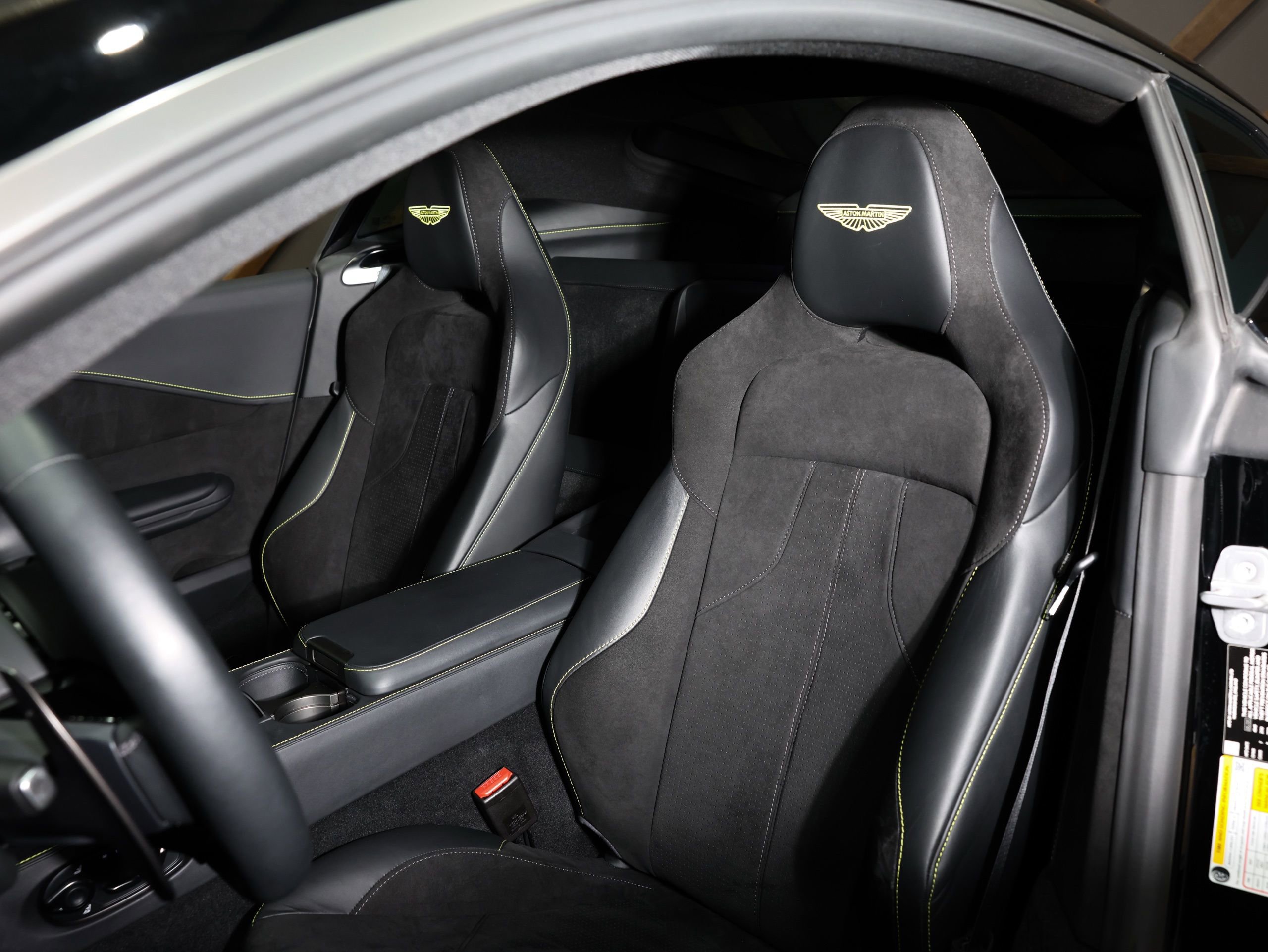 Used 2026 Aston Martin V8 Vantage Coupe image 4